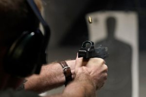 قاضٍ فيدرالي يحظر قانون ولاية كاليفورنيا الذي كان يحظر حمل الأسلحة النارية في معظم الأماكن العامة
