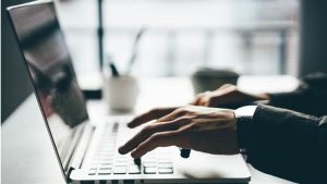 الحبس 4 سنوات وغرامة 200 ألف جنيه عقوبة التحرش بالوسائل الإلكترونية بالقانون