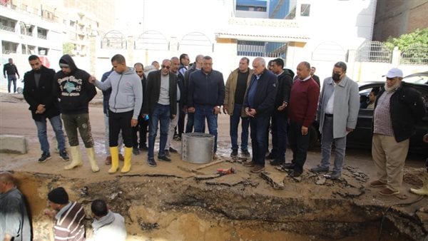 محافظ الجيزة يتفقد اصلاح كسر بماسورة مياه في فيصل.. صور