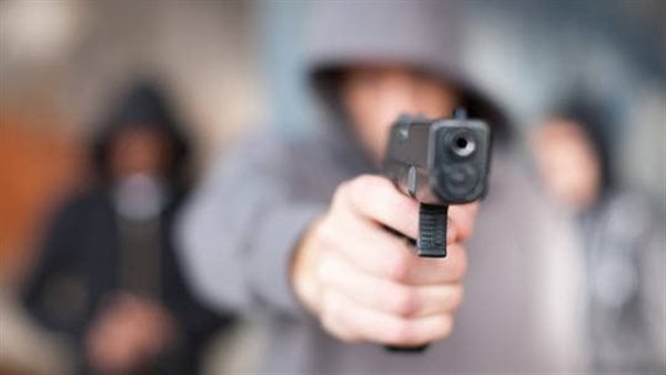 لن تصدق.. رجل تسعيني يكسب مواجهة مع لص مسلح في إيطاليا