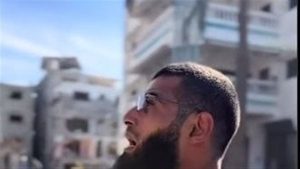تنفطر له القلوب.. فيديو لشاب فلسطيني يتجول بين حطام المباني|شاهد ماذا قال؟