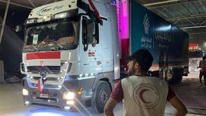 الهلال الأحمر الفلسطيني يتسلم 70 شاحنة مساعدات من نظيره المصري لدعم غزة