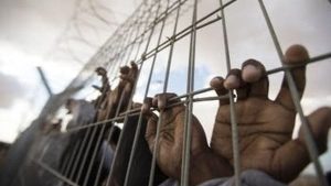 إسرائيل تحتجز أكثر من 8 آلاف فلسطيني