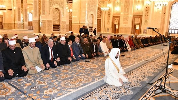 إمام الحرم النبوي يؤم المصلين في صلاة الظهر اليوم بمسجد مصر