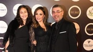 فستان دانتيل.. داليا البحيري تخطف الأنظار رفقة ابنتها وزوجها