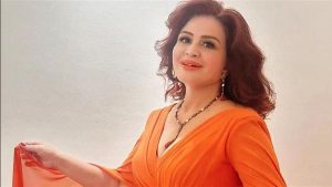 بالأسود الشفاف.. إلهام شاهين تفاجئ متابعيها برشاقتها| شاهد