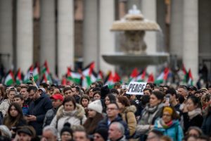 البابا فرانسيس يأسف للعنف في غزة بأوكرانيا خلال خطاب عيد الميلاد السنوي ويدعو إلى السلام