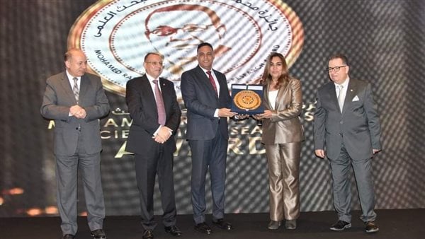 تكريم محافظ دمياط لجهودها قي دعم ملف البحث العلمى والابتكار