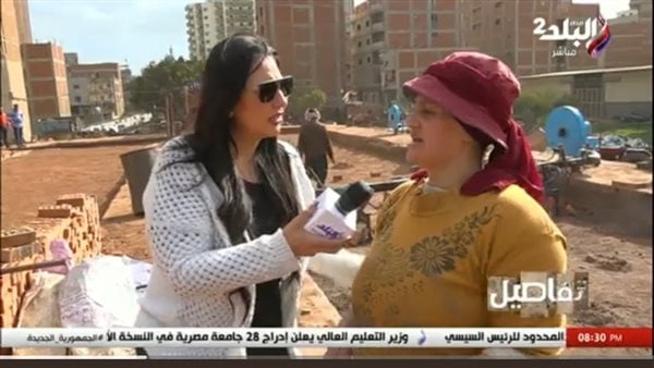 مطلقة وعندي 7 عيال بربيهم.. قصة كفاح سيدة تعمل في مصنع طوب