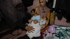 في مركز للإيواء.. فلسطينية تنجب 4 توائم