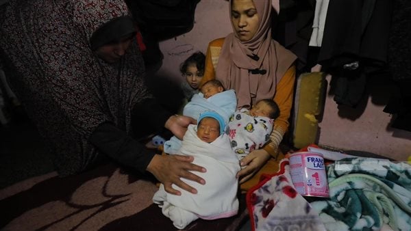 في مركز للإيواء.. فلسطينية تنجب 4 توائم