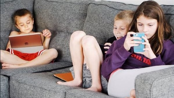 هل يصاب الأطفال بالتخلف العقلي من كثرة استخدام الهواتف؟