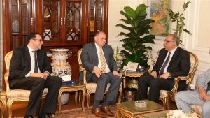 محافظ أسيوط يستقبل نائب وزير الصحة لشئون السكان