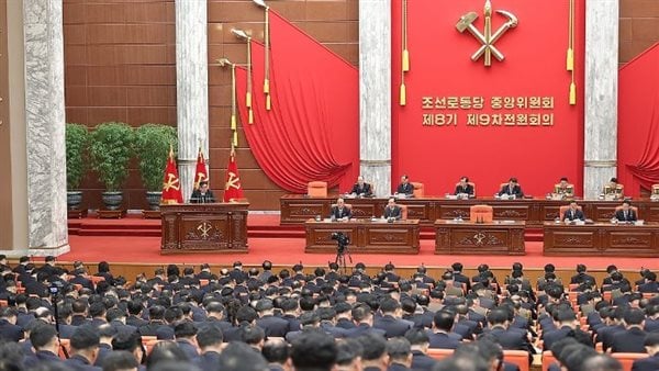 بحضور الزعيم كيم.. كوريا الشمالية تعقد اجتماعًا للحزب الحاكم.. ما فحواه؟