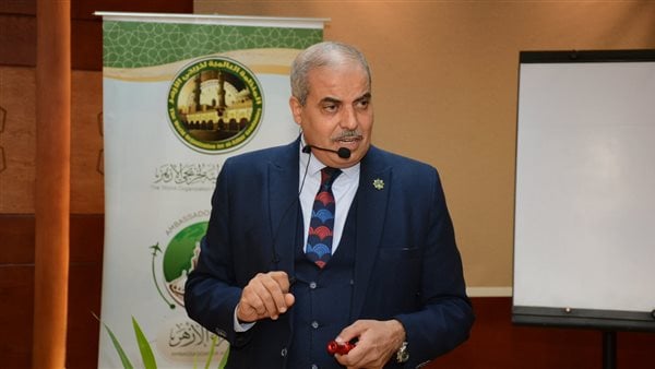 ختام دورة «فن التحقيق وإعداد البحث العلمي» بخريجي الأزهر