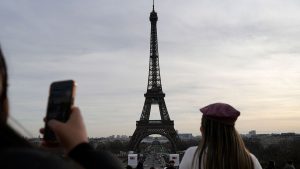 إغلاق برج إيفل بسبب الإضراب، مما أدى إلى توقف الزوار في الذكرى المئوية لوفاة مؤسسه
