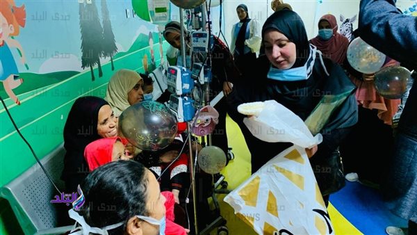 طلاب جامعة الأقصر يحتفلون بالعام الجديد مع الأطفال بمستشفي الأورمان لعلاج الأورام