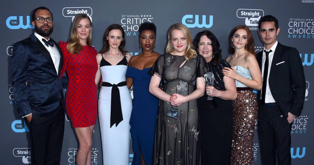تاريخ المواعدة لطاقم “The Handmaid’s Tale”: داخل حياة حب إليزابيث موس وألكسيس بليدل والمزيد من النجوم