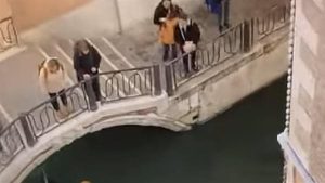 بسبب صورة سليفي .. شاهد لحظات انقلاب قارب براكبيه بإيطاليا