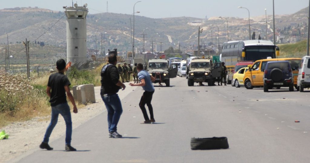 بدأت حجارة وتحولت لصواريخ.. الانتفاضة الفلسطينية شعلة مستمرة منذ 36 عاما