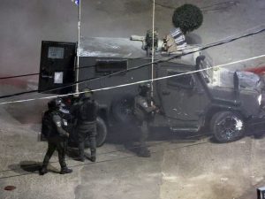 الاحتلال يعدم شابا بالخليل ويواصل حملة الاعتقالات