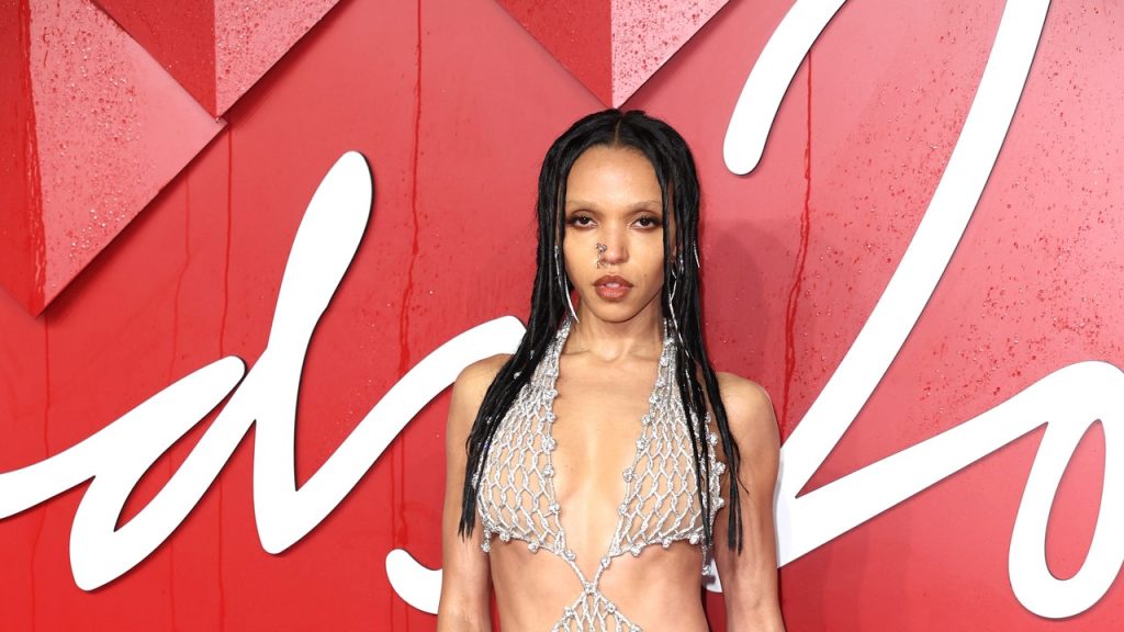 FKA Twigs تتألق في Chainmail في حفل توزيع جوائز الأزياء البريطانية