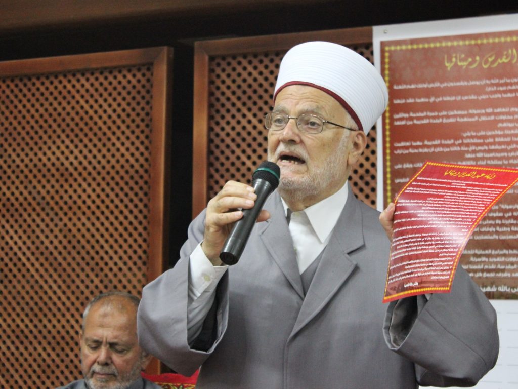 المخابرات الإسرائيلية تدهم منزل خطيب الأقصى الشيخ عكرمة صبري