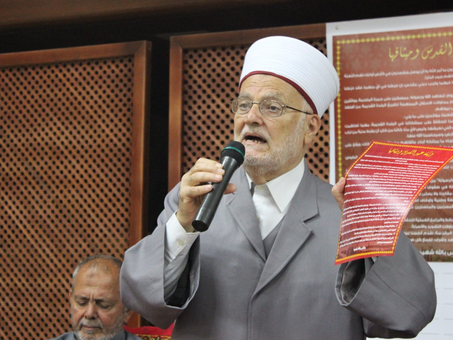 المخابرات الإسرائيلية تدهم منزل خطيب الأقصى الشيخ عكرمة صبري