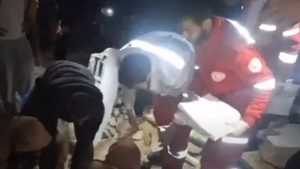 شاهد.. الهلال الأحمر ينقذ رجلاً وزوجته من تحت الأنقاض في وسط غزة