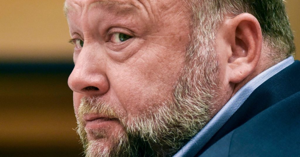 يحتاج Alex Jones إلى دفع غرامة قدرها 75000 دولار بسبب فقدان الإيداع من قبل عائلات Sandy Hook