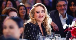 أديل تشيد بالنساء المؤثرات بعد تكريمهن في حفل THR’s Women in Entertainment