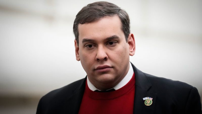 رجل من تكساس متهم بعرض توجيه التهم ضد جورج سانتوس، تم إسقاط الأدلة و”اختفت” الأدلة