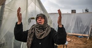 يواجه سكان غزة النازحون الذين فروا من القصف الآن أزمة صحية في مدينة الخيام المؤقتة