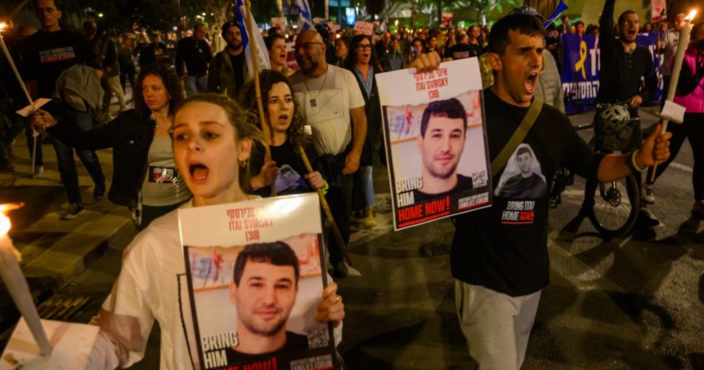 حزن وغضب في إسرائيل بعد أن قتل الجيش 3 رهائن