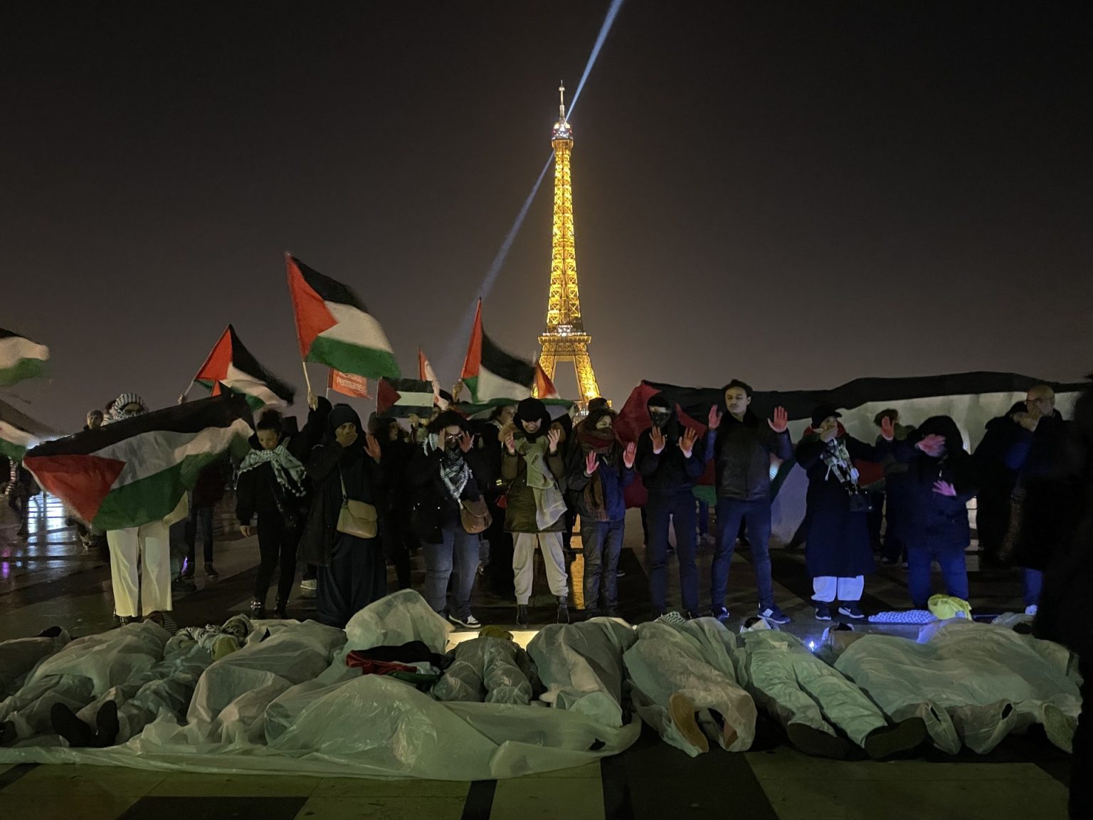 مظاهرة بالأكفان في باريس تضامنا مع غزة