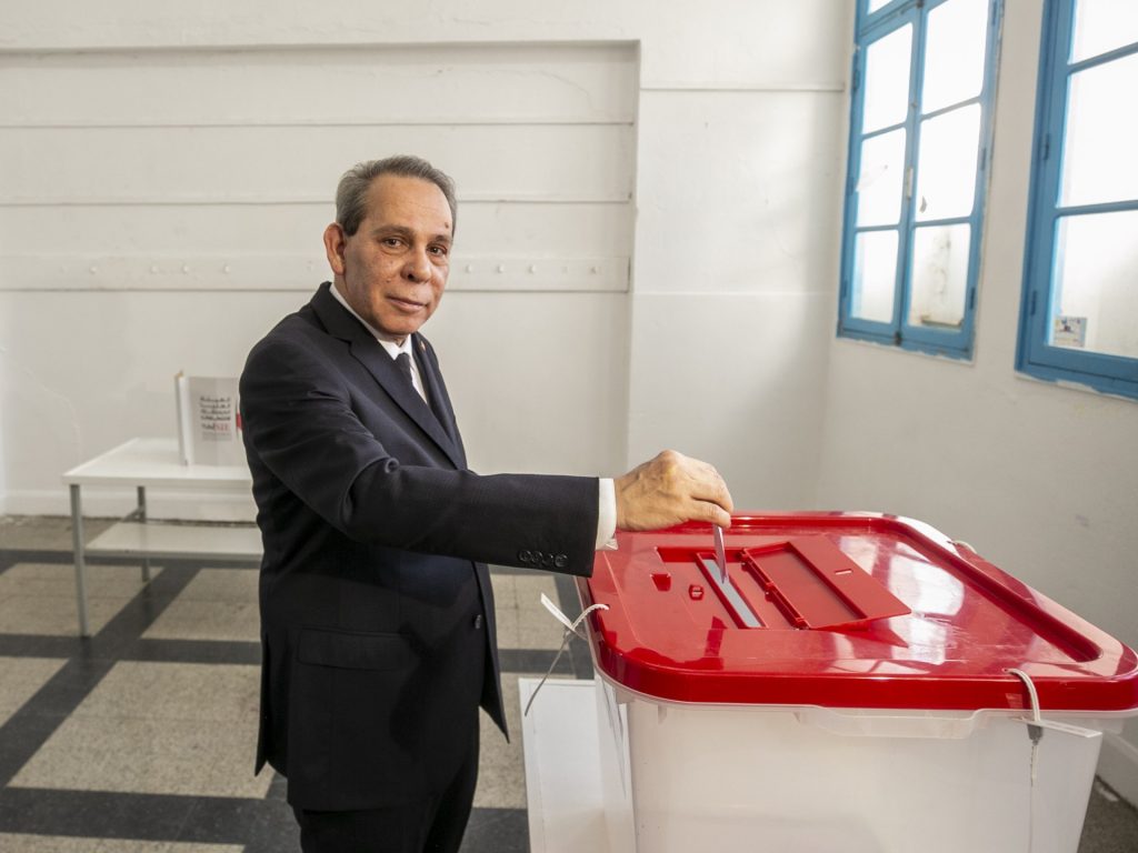مراكز اقتراع الانتخابات المحلية تغلق أبوابها في تونس وسط إقبال ضعيف