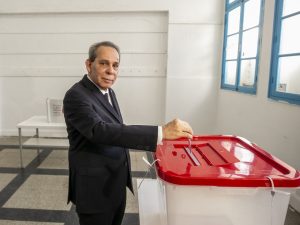 مراكز اقتراع الانتخابات المحلية تغلق أبوابها في تونس وسط إقبال ضعيف