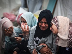 حصيلة شهداء غزة تتجاوز 20600 والصور تكشف حجم الدمار بعد مجزرة المغازي