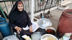 قصة كفاح أم ربيع.. تعمل منذ 35 سنة على الرصيف وتحلم بالعمرة