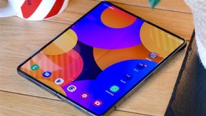 مكتب متحرك.. أسعار Galaxy Z Fold 4 في الكويت