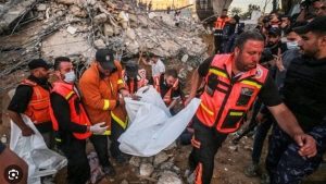 انتشال 26 جثمانا من عائلة واحدة بعد قصف إسرائيلي على منزلهم بعزة
