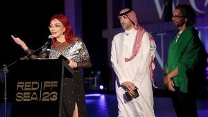 نبيلة عبيد ولبلبة ونانسى عجرم يرقصن مع شارل سترون بالبحر الأحمر.. فيديو