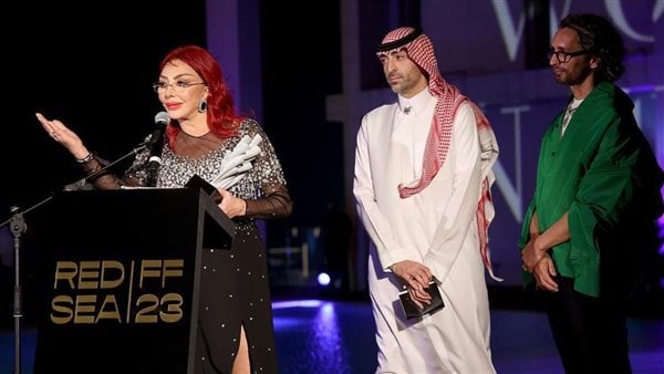 نبيلة عبيد ولبلبة ونانسى عجرم يرقصن مع شارل سترون بالبحر الأحمر.. فيديو