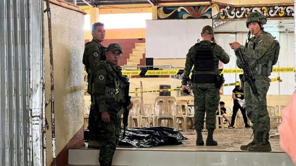 الفلبين تطارد أربعة مشتبه بهم في تفجيرات كاثوليكية جماعية