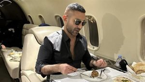 ظهور لافت لـ أحمد سعد على متن الطائرة.. شاهد