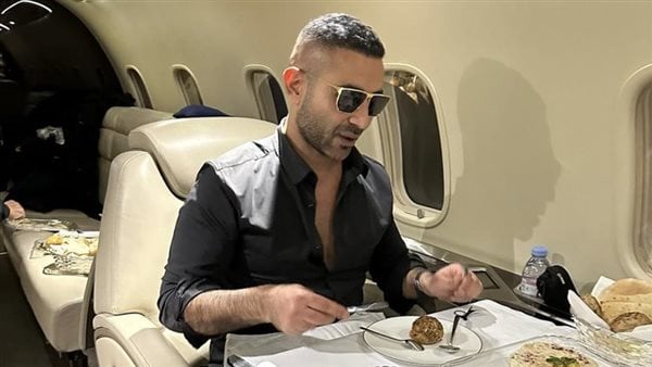 ظهور لافت لـ أحمد سعد على متن الطائرة.. شاهد