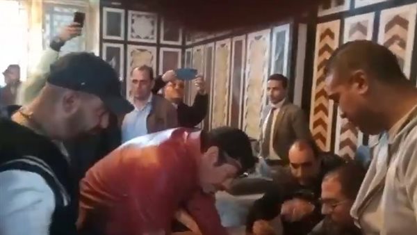 أحمد السقا وباسم سمرة يدليان بصوتيهما فى الانتخابات الرئاسية بالإسكندرية