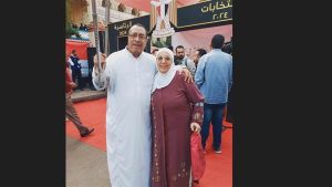 بالعكاز.. زوجان مسنان يتحدان الصعاب للمشاركة في الانتخابات الرئاسية| صور