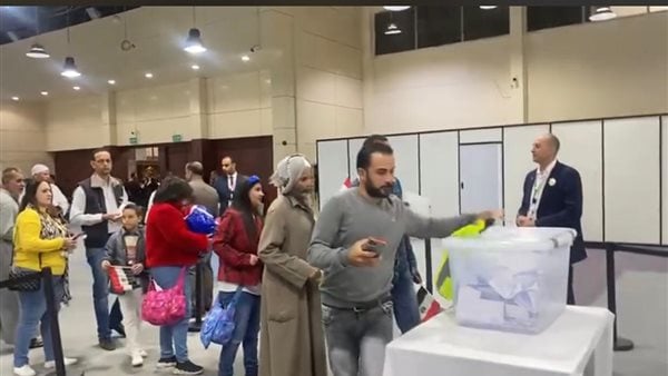 سفير مصر بلندن: هناك مشاركة لناخبين قادمين من أماكن بعيدة بالمملكة المتحدة