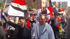 مسيرة حاشدة للناخبين أمام لجنة أبو الهول بالجيزة | فيديو
